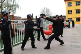 孝义市公安局巡特警大队联合建东幼儿园开展反恐防暴实战演练图片