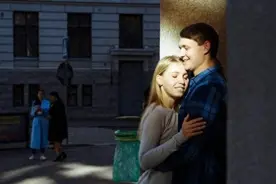 女同事不仅有老公，还找了个老头子当情人！身上总是青一块紫一块图片