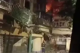 天津河东区万新村，两区同时爆炸，2到5楼阳台炸飞，成危楼图片