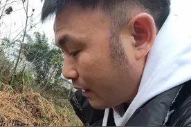 《最后的棒棒》导演何苦复出！他干的第一件事，就是去给老黄上坟图片