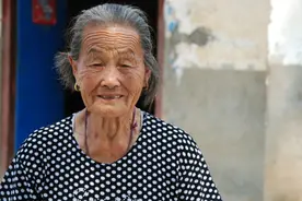 湖北母亲近亲结婚，生下三个“猴娃”，为照顾他们，50年没出村图片