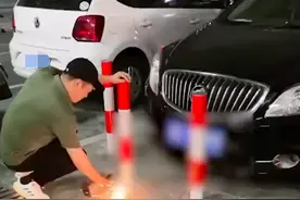 男子车位被占后焊铁柱围车，当事人：打了6次电话，还报警了，对方就是不来挪车 律师：占用车位已经涉嫌侵权图片