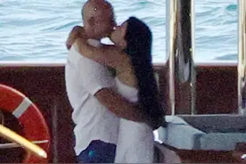 亚马逊老板太宠爱53岁未婚妻！在游艇上就公开亲吻，搂着脖子超甜图片