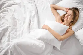 女性睡觉时，坚持“光着睡”，身体会怎么样？好事还是坏事？图片