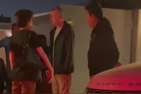 冯小刚被曝移民美国，与徐帆豪宅外送客，养女徐朵模样大变超漂亮图片