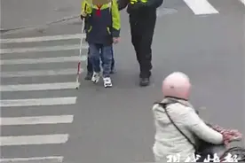 这位辅警火了！被孩子写入作文！图片