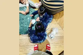 陈赫罕见主动晒一家四口，与张子萱越来越幸福，网友喊话再生一个图片