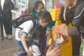 老人捡200元，女孩跪求归还！贪便宜要有度，万不能“倚老卖老”图片