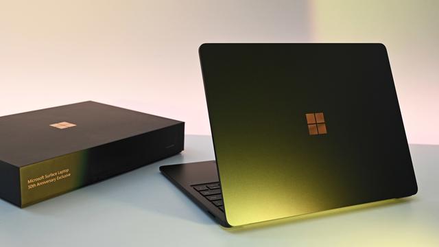微软50周年纪念版Surface Laptop 7亮相，拥有金色Logo、专属壁纸