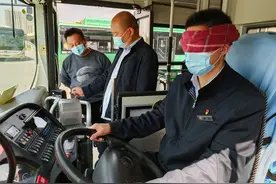 听声辨“币”！公交车长展示绝活赢得众多乘客叫好图片