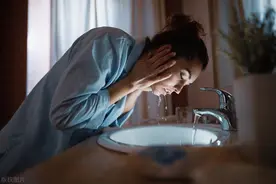 洗脸应该用热水还是凉水？很多人都做错了…图片