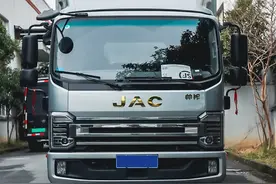 货运人的精护作业：扮猪吃老虎的快递车图片