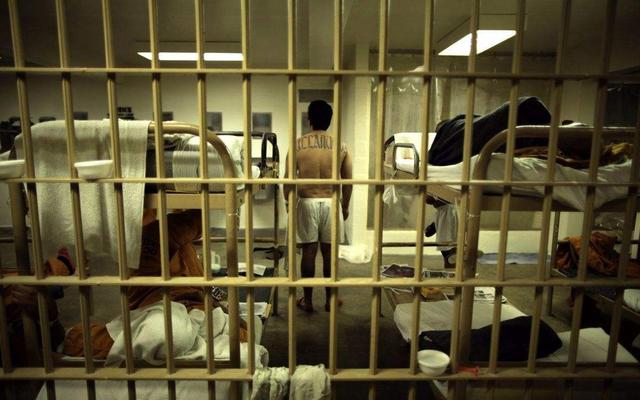 做了一些"出格"的事而被监狱长下令关进了不见阳光的单人牢房(小黑屋)