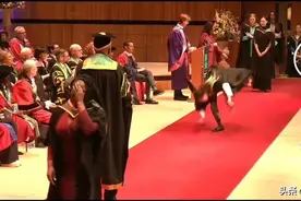 中国潮人丨留学生毕业典礼耍空翻，这个中国女孩的功夫怎么练成的？图片