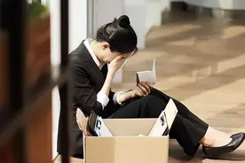 17万月薪女子，被老板突然开除，老板：“工资比领导还高”图片