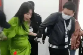 52岁杨钰莹商演现场，肚子又圆又鼓疑似怀孕，孩子父亲究竟是谁？图片