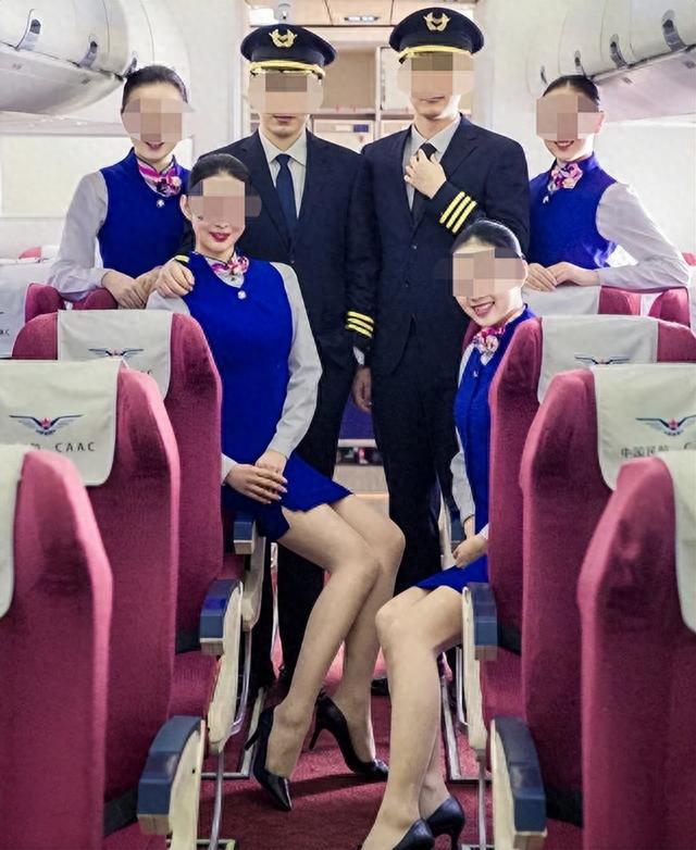 空姐机舱内穿情趣内衣拍照，发布称：超级舒服！网友：全脱算了