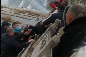 钓鱼大哥勇救落水少女冻得直哆嗦，群众现场送秋裤温暖人心图片