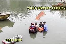 湖北荆州：男子钓鱼落水，被鱼钩和水下杂物困住图片