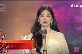 四次提名终获奖！出道27年，41岁宋慧乔凭借大爆剧《黑暗荣耀》夺得百想视后，发表获奖感言：妍珍呐我得奖了图片