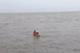 抓螃蟹被困险丧命，儿子声嘶力竭呼喊：“爸爸！爸爸！”图片