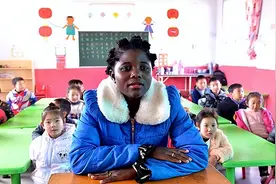 19岁非洲少女嫁48岁河南大叔，被婆家宠成宝，如今和儿子一起上学图片