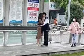 每日一笑：一对情侣在路边亲热接吻，这是可以看的吗？图片