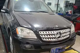 2007年花90万买的奔驰ML350，现在3万卖不掉，车主笑着翻新继续开图片