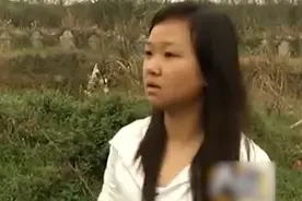 女孩苦苦寻找男友坟墓，竟在铁笼中见到本人，亲爸：我关了他5年图片