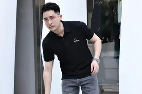 男人过了40岁别穿太花哨，不得体！多穿这几款“素色T”，挺高级图片
