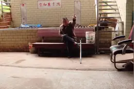 六旬老人中风瘫痪，要儿子给钱喝酒打牌，前妻：简直是不可救药图片