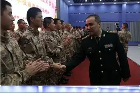 河南省新乡市红旗区联合举办“从春天出发 筑强军梦想”新兵欢送晚会图片