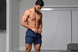 俯卧撑一个月练出饱满胸肌，他做对了这两件事，健身新手应该学习图片