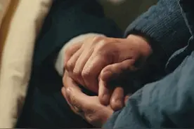 破防了！《人世间》周炳琨父母先后下线，全家福成为永远的意难平图片