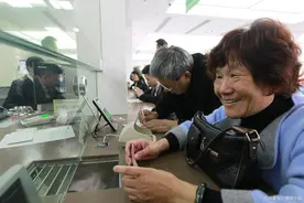 银行取款又出新规定，现已执行？老人注意，以后取款方式“变”了图片