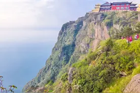 世界遗产峨眉山：登顶金顶，一览众山小图片