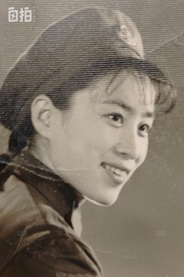 女子穿警服半辈子 60岁后走秀拿奖