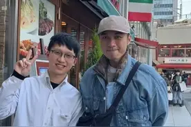 50岁古巨基现身日本被偶遇，近照憔悴难掩沧桑，与粉丝合影显拘谨图片