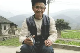 1993年智障光棍收养弃婴，23年后养女结婚将他告上法庭：断绝关系图片