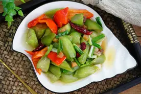 教你家常美味的韭菜炒丝瓜，简单好做，营养丰富，孩子们特喜欢图片