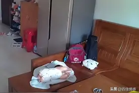 广东一妈妈无意点开家中监控，随后一幕让她心酸：孩子才3个多月图片