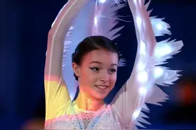 谢尔巴科娃太贴心：逗笑特鲁索娃，见日本选手大哭，蹲地上安慰她图片