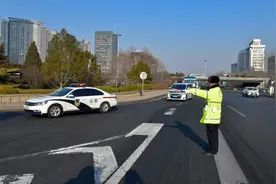 警车带路队：我们是“最醒目的隐形人”图片