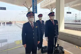 火车还没到终点，为什么要换司机？图片