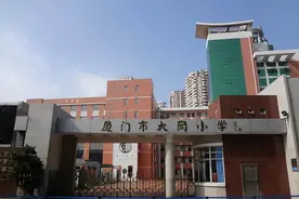 男子欲捐款被保安拦，随后把100万捐给另一所学校，后续更精彩图片