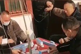 河南：4名男子在诊所一边打吊瓶一边打麻将，网友：麻将包治百病图片
