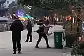 女子多次飞踹女儿还试图扔进垃圾桶图片