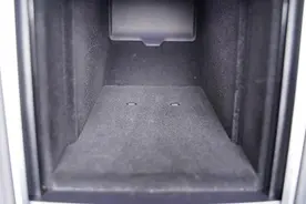 20多万的特斯拉Model Y，自带的无线充电模块用料如何？拆解给你看图片