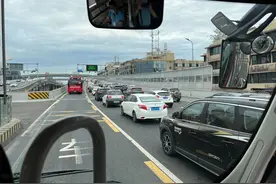 成都恢复限行首日 道路上私家车的数量明显减少图片