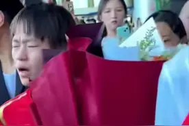 全红婵机场上被送花，露无奈嫌弃表情，网友：热情过头成骚扰了！图片